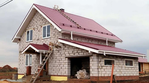 Construir com blocos de espuma: uma solução prática para uma casa privada